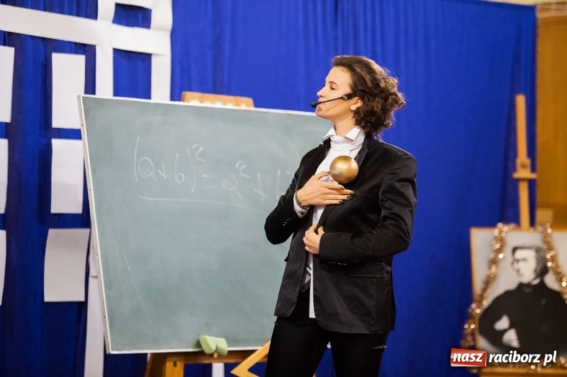 Zdjęcie w galerii na portalu naszraciborz.pl: II LO świętowało Dzień Patrona Szkoły wiadomości z regionu