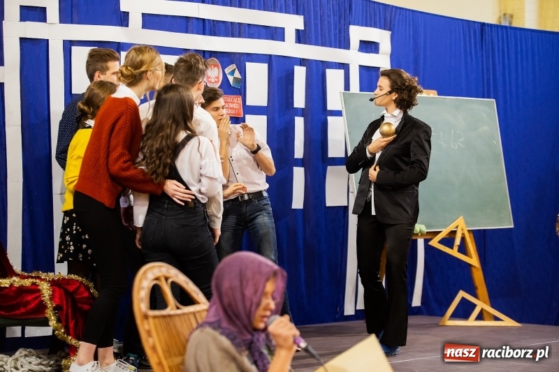 Zdjęcie w galerii na portalu naszraciborz.pl: II LO świętowało Dzień Patrona Szkoły wiadomości z regionu