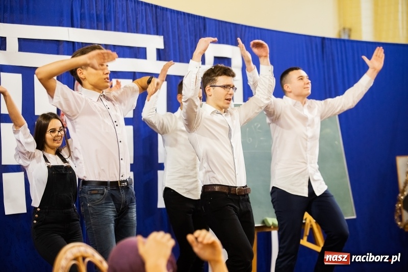 Zdjęcie w galerii na portalu naszraciborz.pl: II LO świętowało Dzień Patrona Szkoły wiadomości z regionu