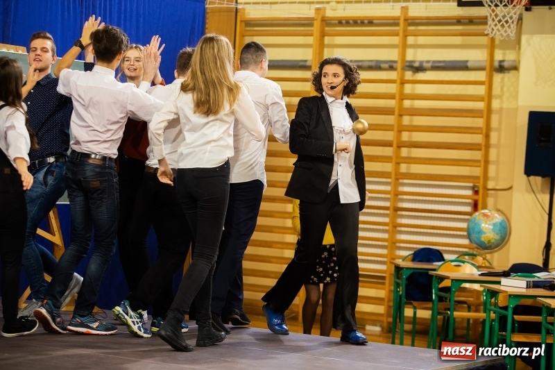 Zdjęcie w galerii na portalu naszraciborz.pl: II LO świętowało Dzień Patrona Szkoły wiadomości z regionu