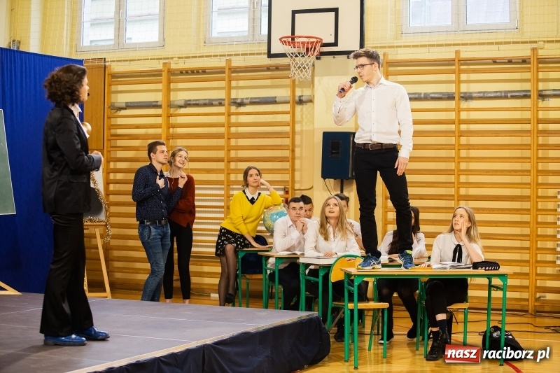 Zdjęcie w galerii na portalu naszraciborz.pl: II LO świętowało Dzień Patrona Szkoły wiadomości z regionu