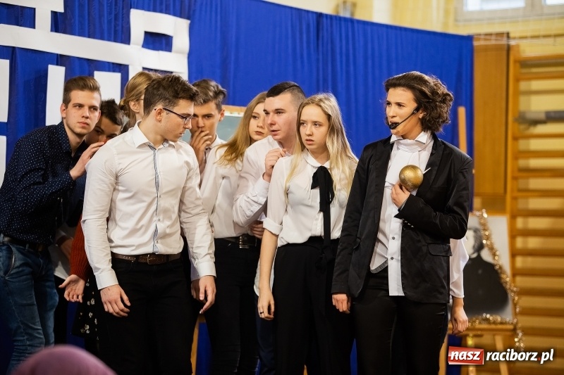 Zdjęcie w galerii na portalu naszraciborz.pl: II LO świętowało Dzień Patrona Szkoły wiadomości z regionu