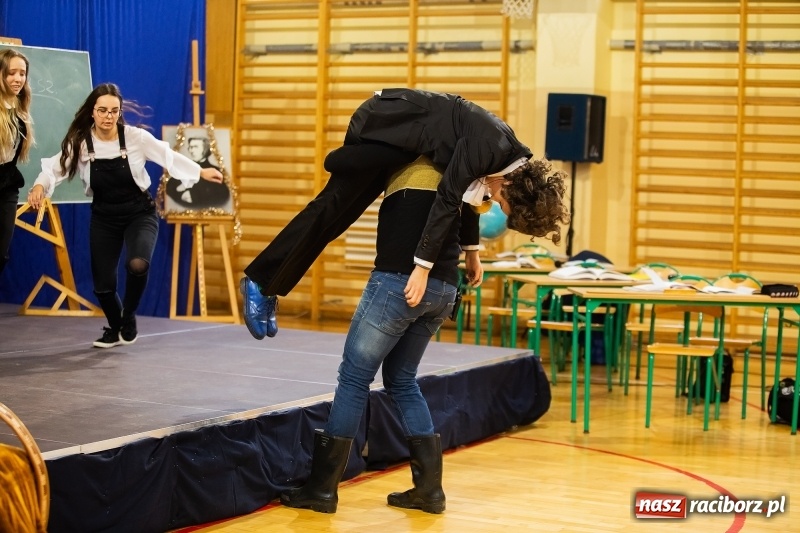 Zdjęcie w galerii na portalu naszraciborz.pl: II LO świętowało Dzień Patrona Szkoły wiadomości z regionu