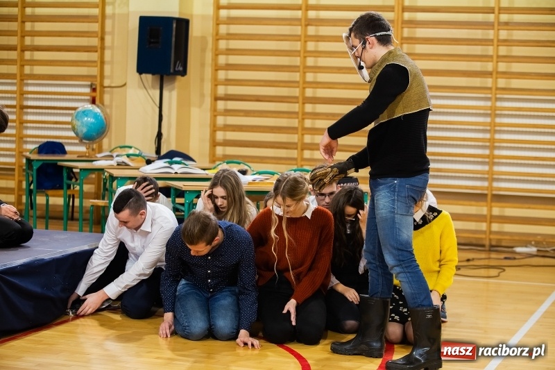 Zdjęcie w galerii na portalu naszraciborz.pl: II LO świętowało Dzień Patrona Szkoły wiadomości z regionu