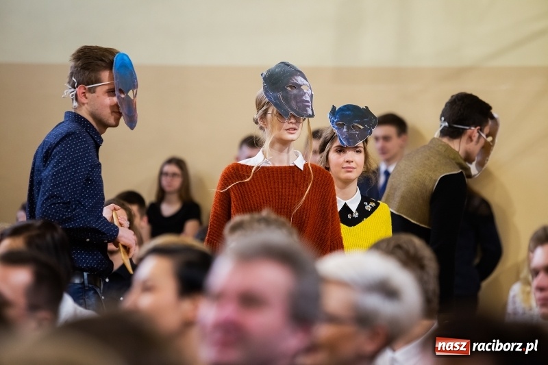 Zdjęcie w galerii na portalu naszraciborz.pl: II LO świętowało Dzień Patrona Szkoły wiadomości z regionu