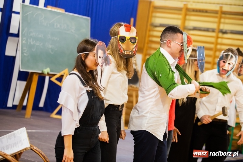 Zdjęcie w galerii na portalu naszraciborz.pl: II LO świętowało Dzień Patrona Szkoły wiadomości z regionu