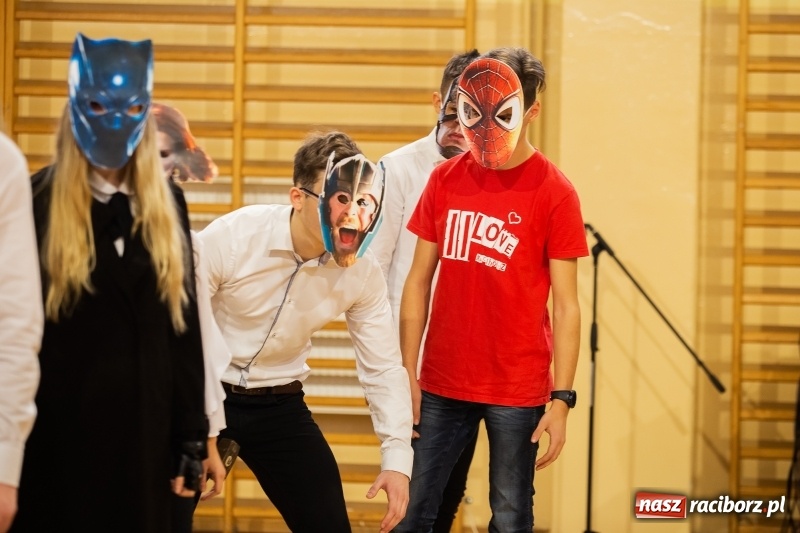 Zdjęcie w galerii na portalu naszraciborz.pl: II LO świętowało Dzień Patrona Szkoły wiadomości z regionu