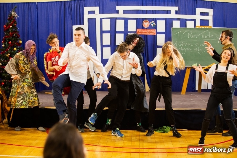 Zdjęcie w galerii na portalu naszraciborz.pl: II LO świętowało Dzień Patrona Szkoły wiadomości z regionu