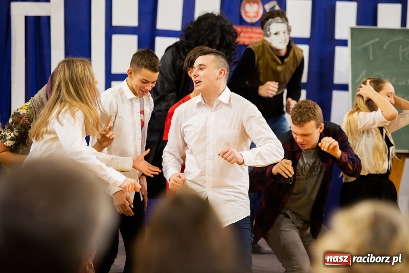 Zdjęcie w galerii na portalu naszraciborz.pl: II LO świętowało Dzień Patrona Szkoły wiadomości z regionu