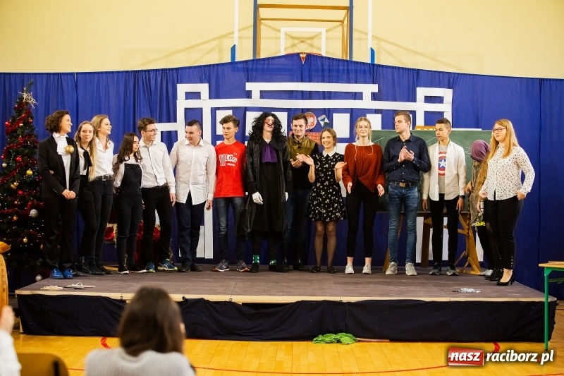 Zdjęcie w galerii na portalu naszraciborz.pl: II LO świętowało Dzień Patrona Szkoły wiadomości z regionu