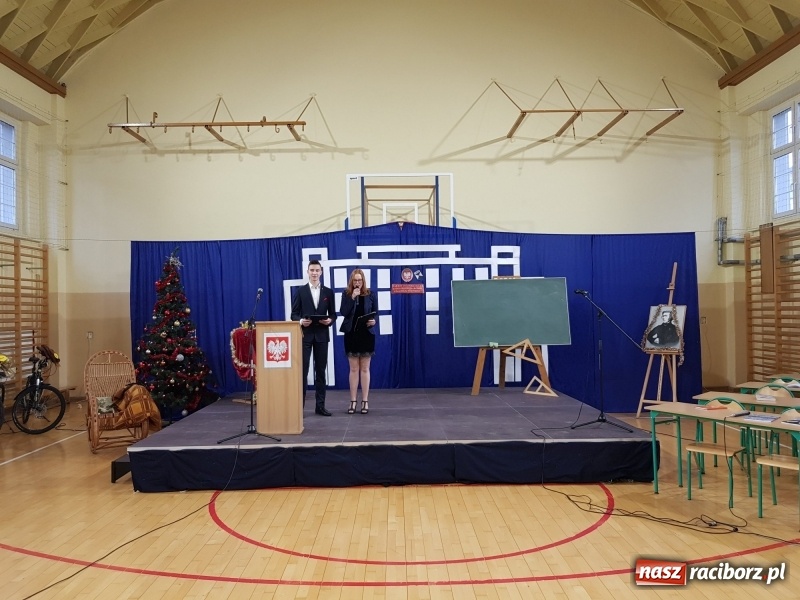 Zdjęcie w galerii na portalu naszraciborz.pl: II LO świętowało Dzień Patrona Szkoły wiadomości z regionu