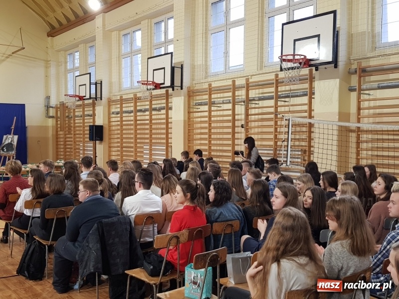 Zdjęcie w galerii na portalu naszraciborz.pl: II LO świętowało Dzień Patrona Szkoły wiadomości z regionu