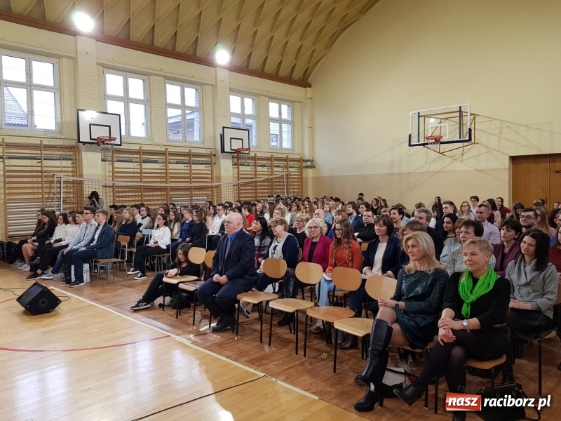 Zdjęcie w galerii na portalu naszraciborz.pl: II LO świętowało Dzień Patrona Szkoły wiadomości z regionu