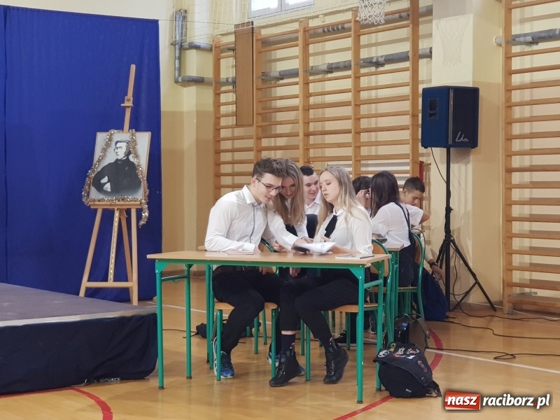 Zdjęcie w galerii na portalu naszraciborz.pl: II LO świętowało Dzień Patrona Szkoły wiadomości z regionu