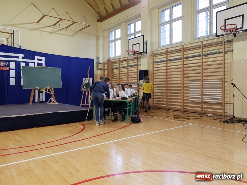 Zdjęcie w galerii na portalu naszraciborz.pl: II LO świętowało Dzień Patrona Szkoły wiadomości z regionu