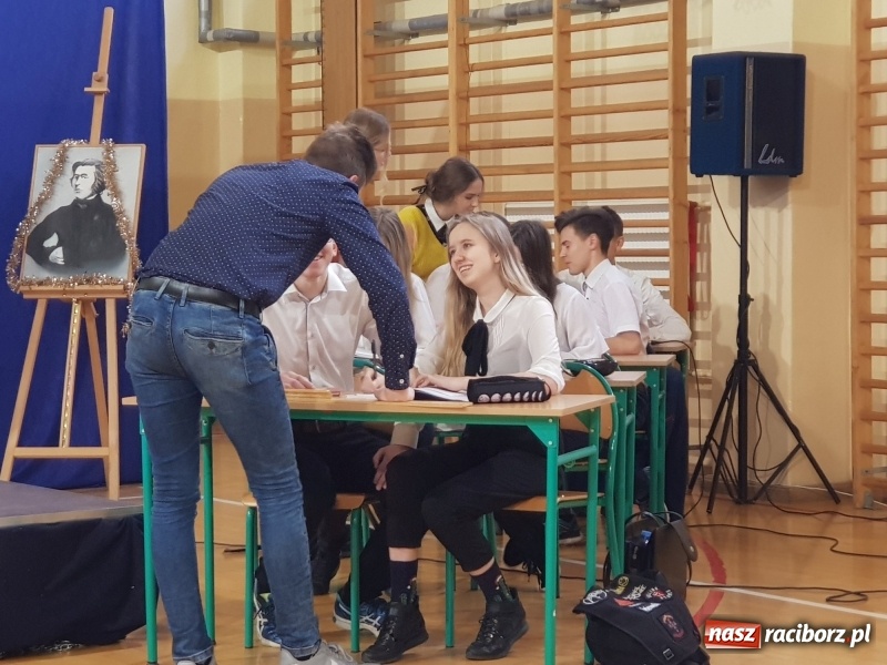 Zdjęcie w galerii na portalu naszraciborz.pl: II LO świętowało Dzień Patrona Szkoły wiadomości z regionu