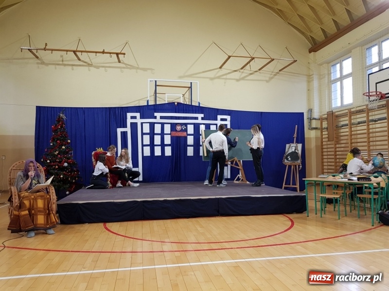 Zdjęcie w galerii na portalu naszraciborz.pl: II LO świętowało Dzień Patrona Szkoły wiadomości z regionu