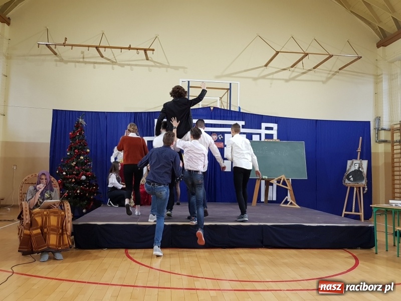 Zdjęcie w galerii na portalu naszraciborz.pl: II LO świętowało Dzień Patrona Szkoły wiadomości z regionu