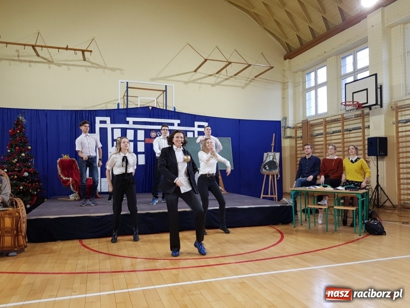 Zdjęcie w galerii na portalu naszraciborz.pl: II LO świętowało Dzień Patrona Szkoły wiadomości z regionu