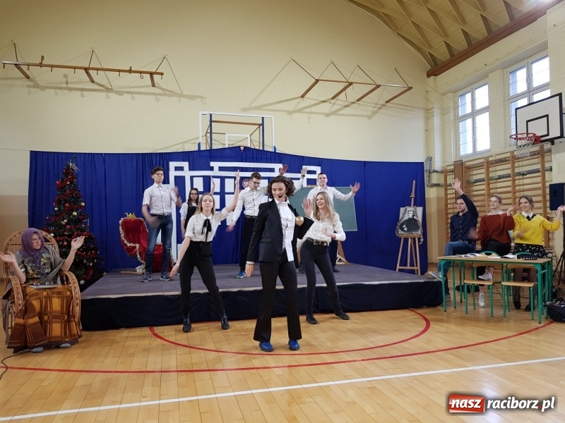 Zdjęcie w galerii na portalu naszraciborz.pl: II LO świętowało Dzień Patrona Szkoły wiadomości z regionu