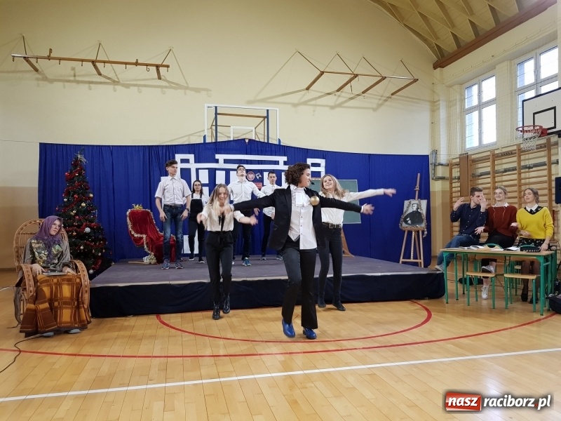 Zdjęcie w galerii na portalu naszraciborz.pl: II LO świętowało Dzień Patrona Szkoły wiadomości z regionu