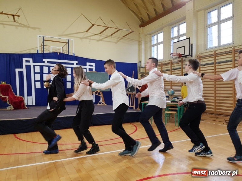 Zdjęcie w galerii na portalu naszraciborz.pl: II LO świętowało Dzień Patrona Szkoły wiadomości z regionu