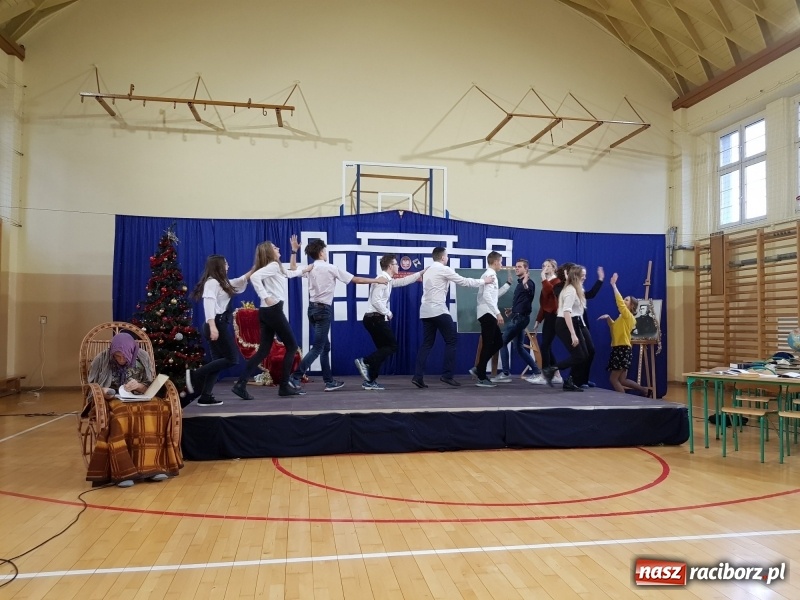 Zdjęcie w galerii na portalu naszraciborz.pl: II LO świętowało Dzień Patrona Szkoły wiadomości z regionu