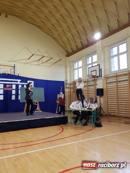 Zdjęcie w galerii na portalu naszraciborz.pl: II LO świętowało Dzień Patrona Szkoły wiadomości z regionu