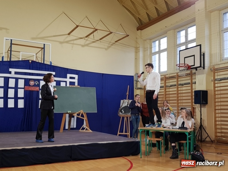 Zdjęcie w galerii na portalu naszraciborz.pl: II LO świętowało Dzień Patrona Szkoły wiadomości z regionu