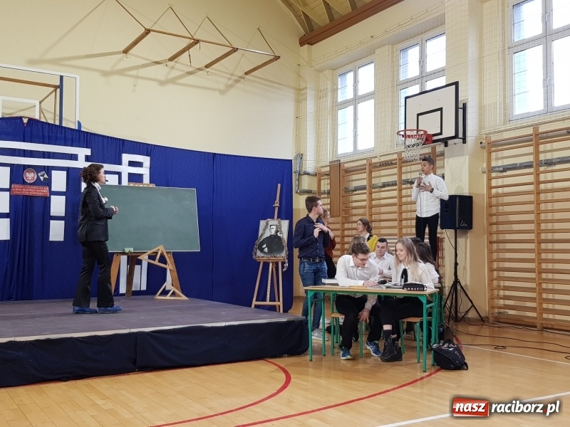 Zdjęcie w galerii na portalu naszraciborz.pl: II LO świętowało Dzień Patrona Szkoły wiadomości z regionu