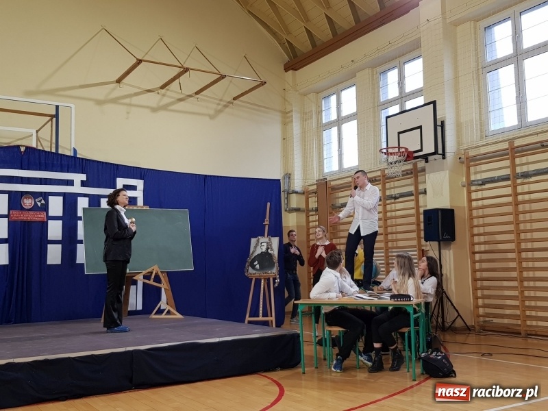 Zdjęcie w galerii na portalu naszraciborz.pl: II LO świętowało Dzień Patrona Szkoły wiadomości z regionu