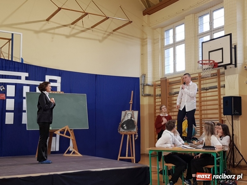 Zdjęcie w galerii na portalu naszraciborz.pl: II LO świętowało Dzień Patrona Szkoły wiadomości z regionu