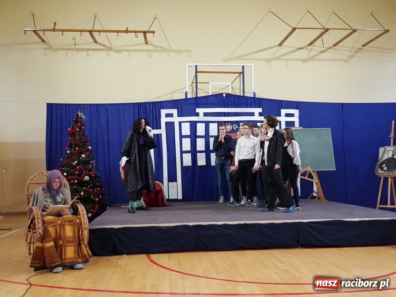 Zdjęcie w galerii na portalu naszraciborz.pl: II LO świętowało Dzień Patrona Szkoły wiadomości z regionu