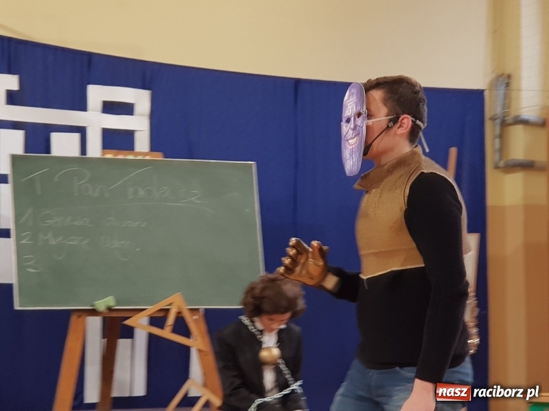 Zdjęcie w galerii na portalu naszraciborz.pl: II LO świętowało Dzień Patrona Szkoły wiadomości z regionu