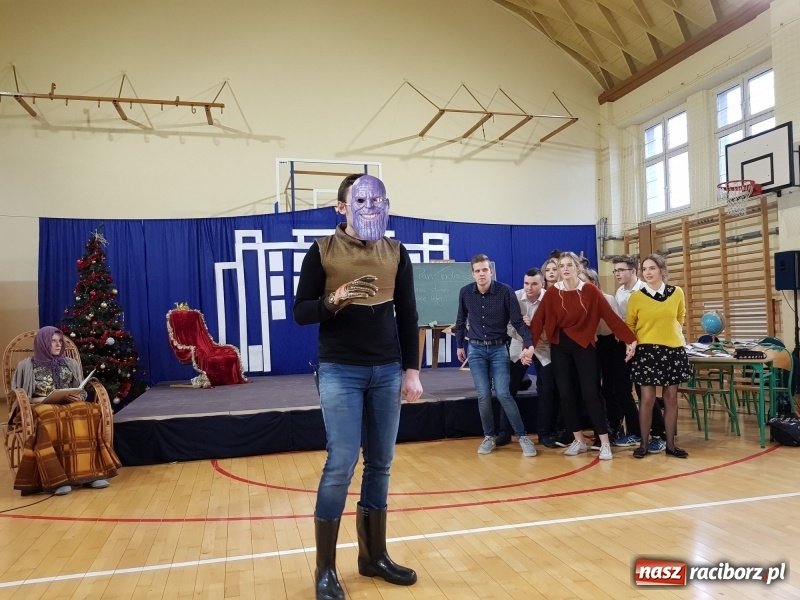 Zdjęcie w galerii na portalu naszraciborz.pl: II LO świętowało Dzień Patrona Szkoły wiadomości z regionu