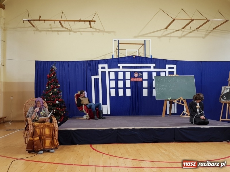 Zdjęcie w galerii na portalu naszraciborz.pl: II LO świętowało Dzień Patrona Szkoły wiadomości z regionu