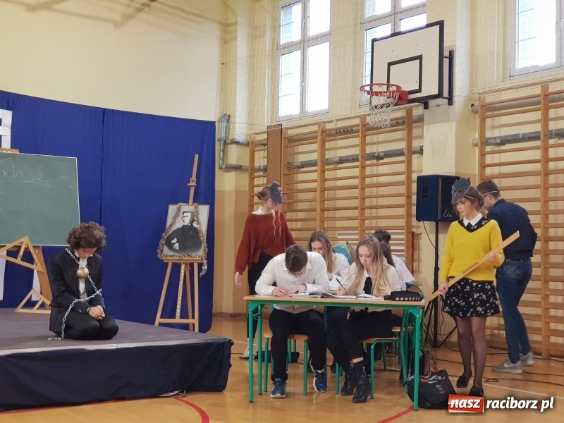 Zdjęcie w galerii na portalu naszraciborz.pl: II LO świętowało Dzień Patrona Szkoły wiadomości z regionu