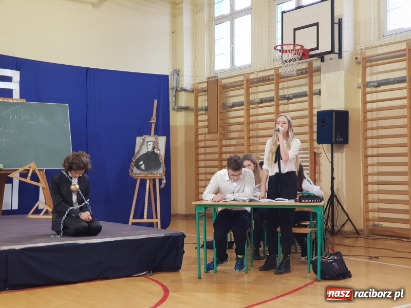 Zdjęcie w galerii na portalu naszraciborz.pl: II LO świętowało Dzień Patrona Szkoły wiadomości z regionu