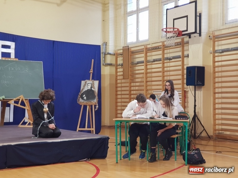 Zdjęcie w galerii na portalu naszraciborz.pl: II LO świętowało Dzień Patrona Szkoły wiadomości z regionu