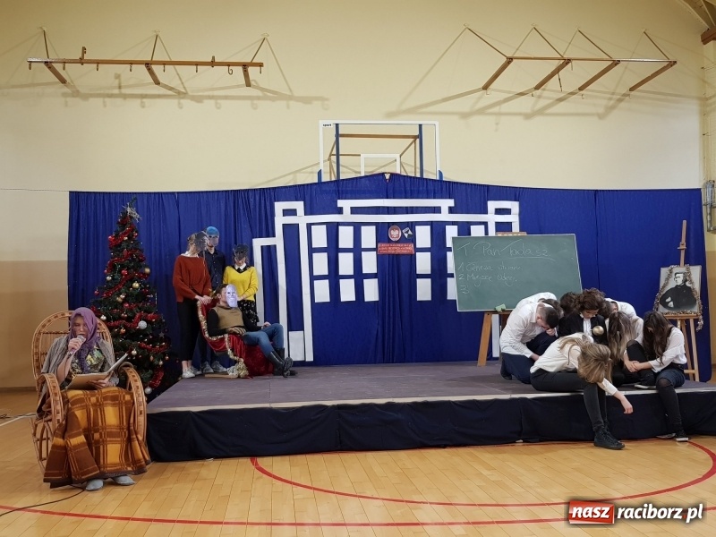 Zdjęcie w galerii na portalu naszraciborz.pl: II LO świętowało Dzień Patrona Szkoły wiadomości z regionu