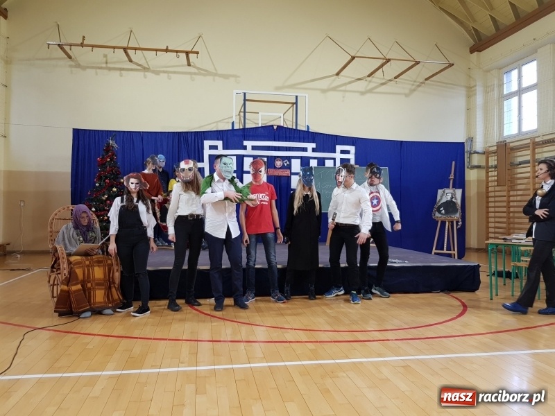 Zdjęcie w galerii na portalu naszraciborz.pl: II LO świętowało Dzień Patrona Szkoły wiadomości z regionu