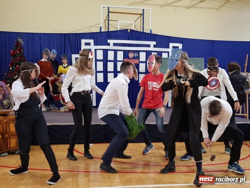 Zdjęcie w galerii na portalu naszraciborz.pl: II LO świętowało Dzień Patrona Szkoły wiadomości z regionu