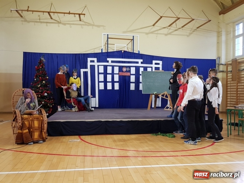 Zdjęcie w galerii na portalu naszraciborz.pl: II LO świętowało Dzień Patrona Szkoły wiadomości z regionu