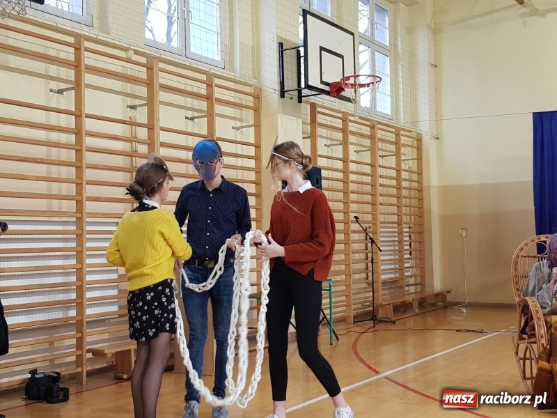 Zdjęcie w galerii na portalu naszraciborz.pl: II LO świętowało Dzień Patrona Szkoły wiadomości z regionu