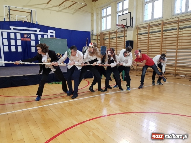 Zdjęcie w galerii na portalu naszraciborz.pl: II LO świętowało Dzień Patrona Szkoły wiadomości z regionu