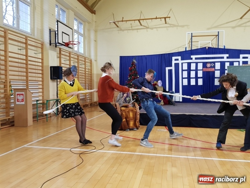 Zdjęcie w galerii na portalu naszraciborz.pl: II LO świętowało Dzień Patrona Szkoły wiadomości z regionu