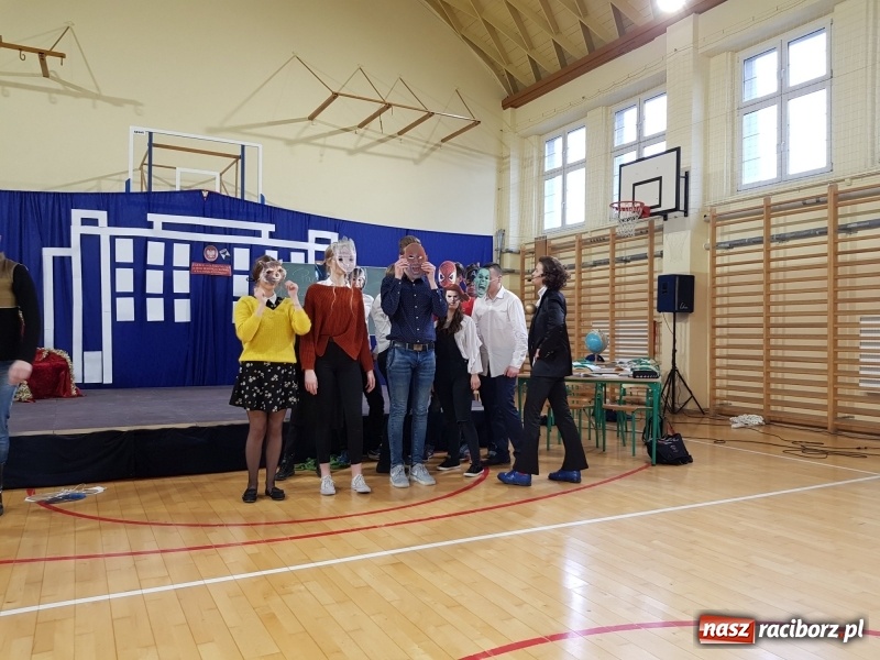 Zdjęcie w galerii na portalu naszraciborz.pl: II LO świętowało Dzień Patrona Szkoły wiadomości z regionu