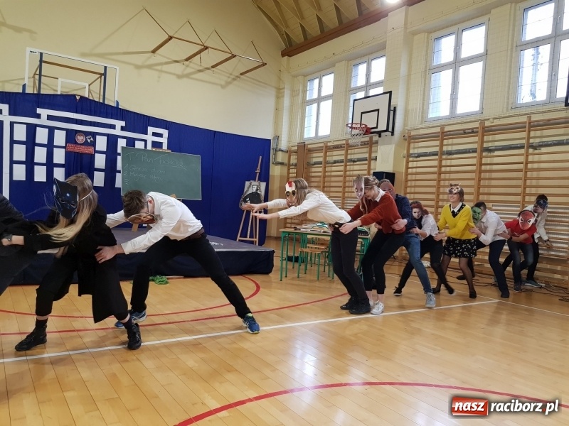 Zdjęcie w galerii na portalu naszraciborz.pl: II LO świętowało Dzień Patrona Szkoły wiadomości z regionu