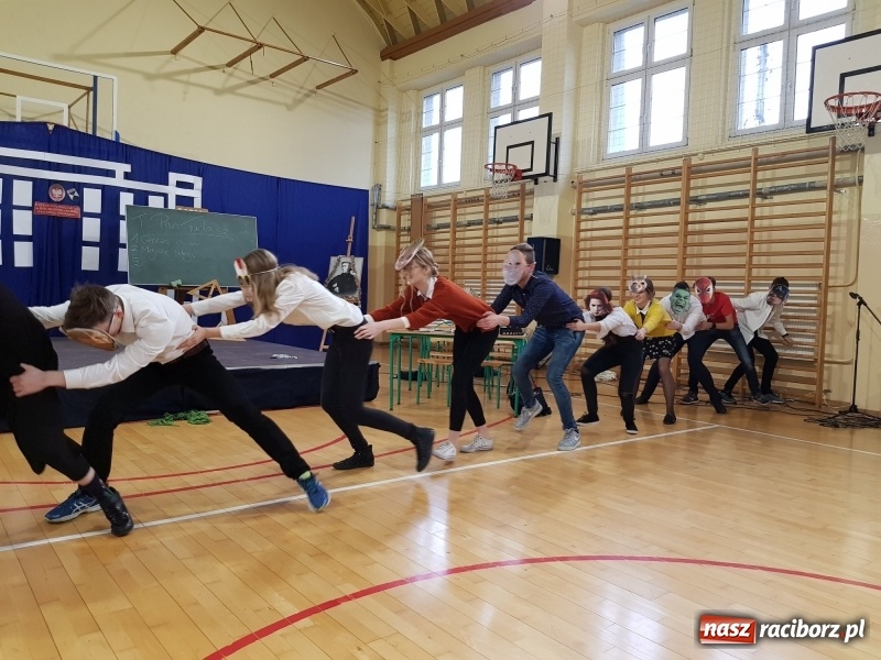 Zdjęcie w galerii na portalu naszraciborz.pl: II LO świętowało Dzień Patrona Szkoły wiadomości z regionu