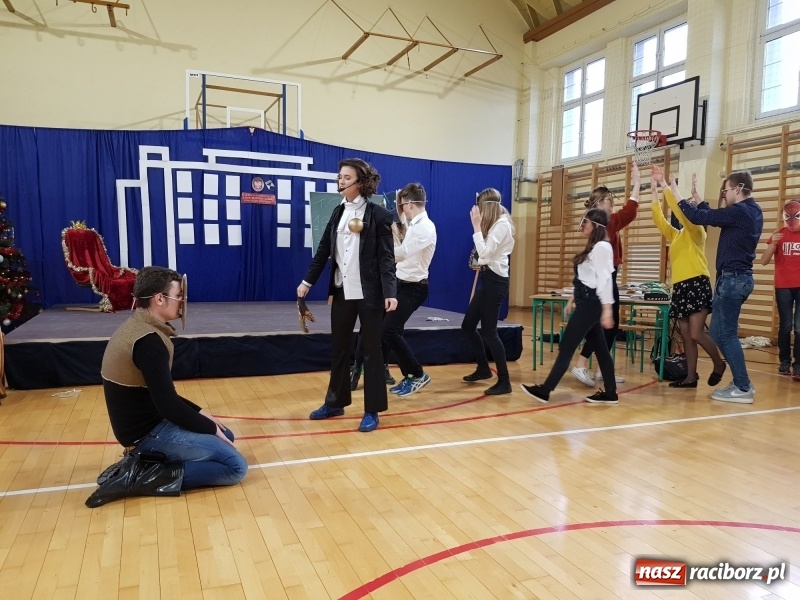 Zdjęcie w galerii na portalu naszraciborz.pl: II LO świętowało Dzień Patrona Szkoły wiadomości z regionu